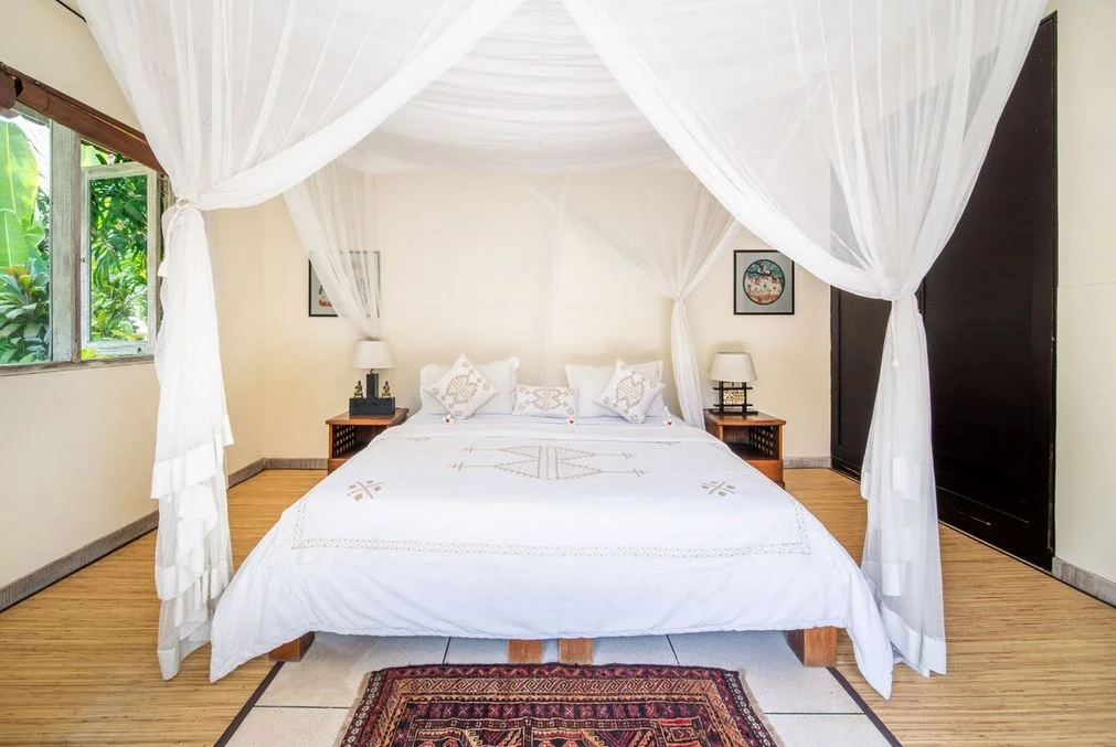 Tropical 4-Bedroom Villa with 2 Pools – Walking Distance to Batu Belig Beach — image 12