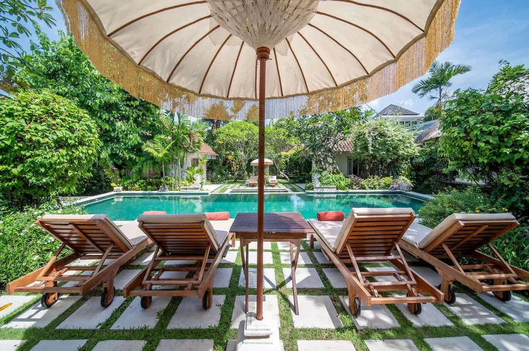 Tropical 4-Bedroom Villa with 2 Pools – Walking Distance to Batu Belig Beach — image 10