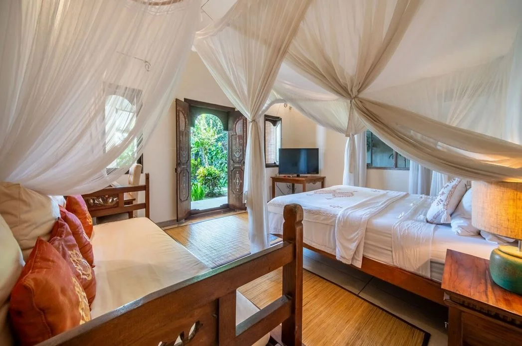 Tropical 4-Bedroom Villa with 2 Pools – Walking Distance to Batu Belig Beach — image 9
