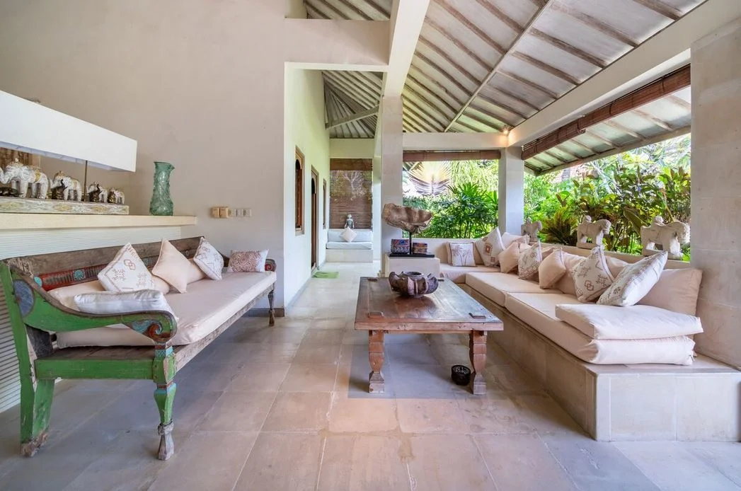 Tropical 4-Bedroom Villa with 2 Pools – Walking Distance to Batu Belig Beach — image 8