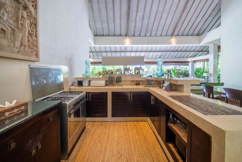 Tropical 4-Bedroom Villa with 2 Pools – Walking Distance to Batu Belig Beach — image 6