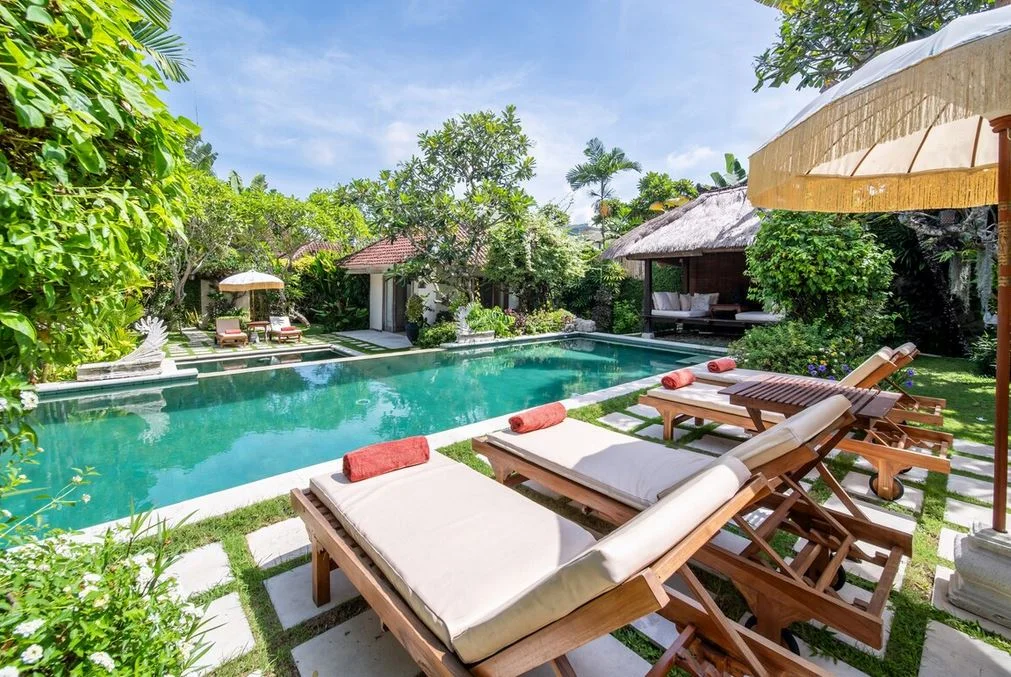 Tropical 4-Bedroom Villa with 2 Pools – Walking Distance to Batu Belig Beach — image 4