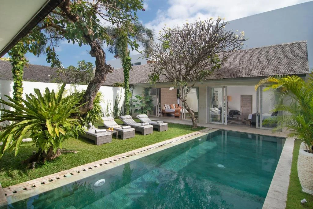 Chic 3BR Villa in Central Canggu – Walk to Berawa Beach & Finn’s Club — image 6