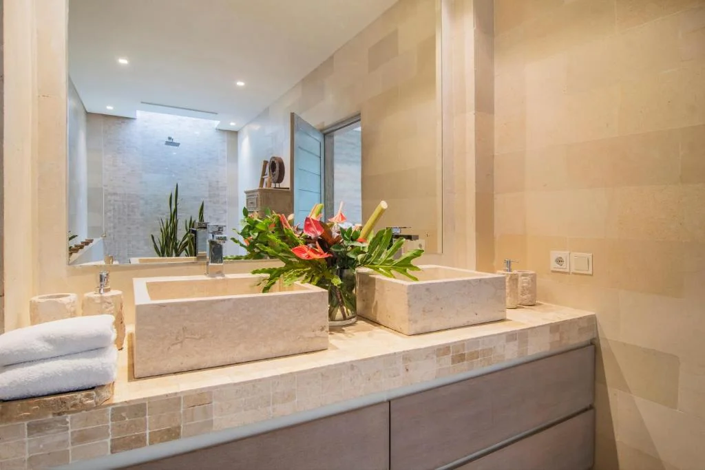 Chic 3BR Villa in Central Canggu – Walk to Berawa Beach & Finn’s Club — image 18