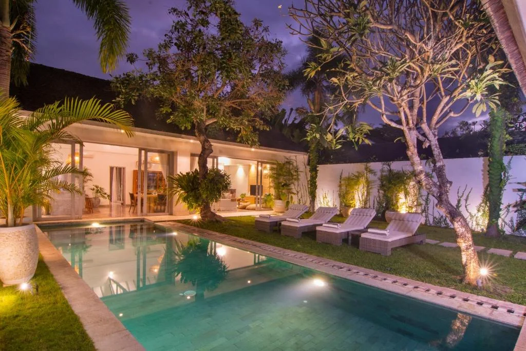 Chic 3BR Villa in Central Canggu – Walk to Berawa Beach & Finn’s Club