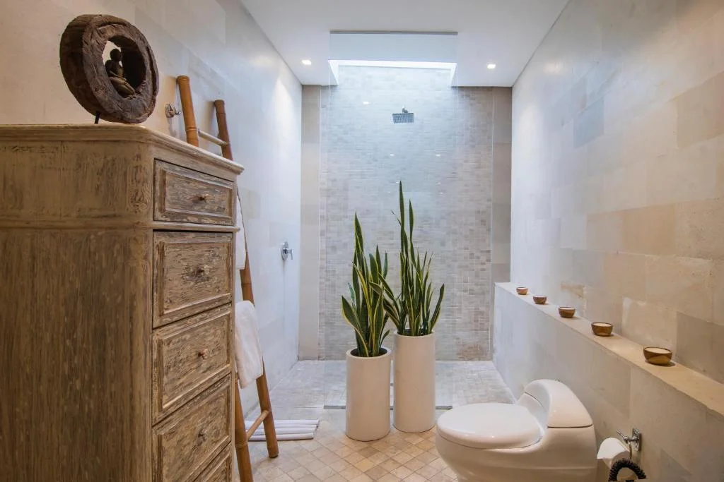 Chic 3BR Villa in Central Canggu – Walk to Berawa Beach & Finn’s Club — image 16