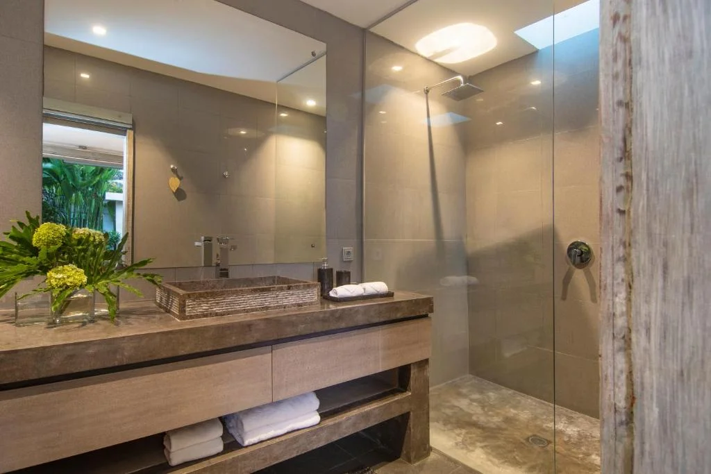 Chic 3BR Villa in Central Canggu – Walk to Berawa Beach & Finn’s Club — image 8