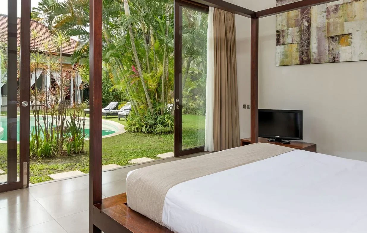 Seminyak Paradise – 2BR Tropical Villa with Private Pool near Eat Street — image 19