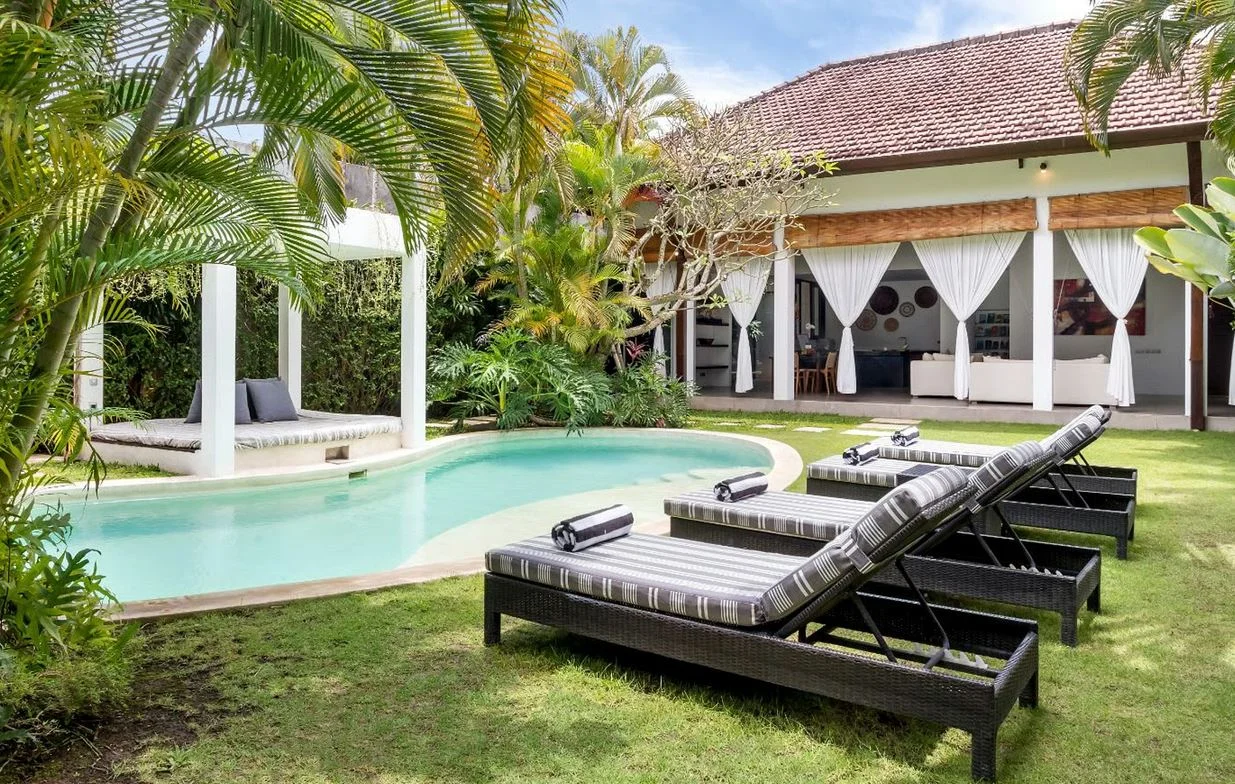 Seminyak Paradise – 2BR Tropical Villa with Private Pool near Eat Street