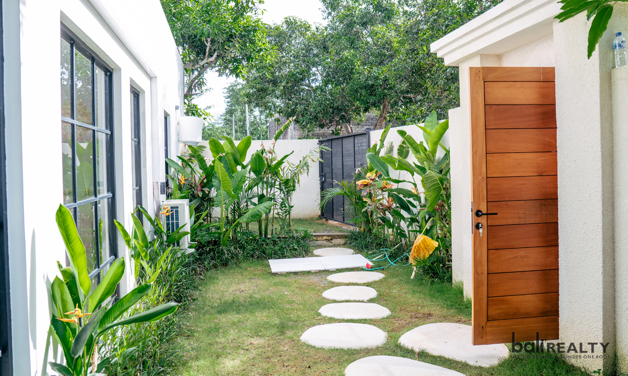 High ROI Opportunity: Contemporary Three-Bedroom Villa Steps from Balangan Beach — image 1