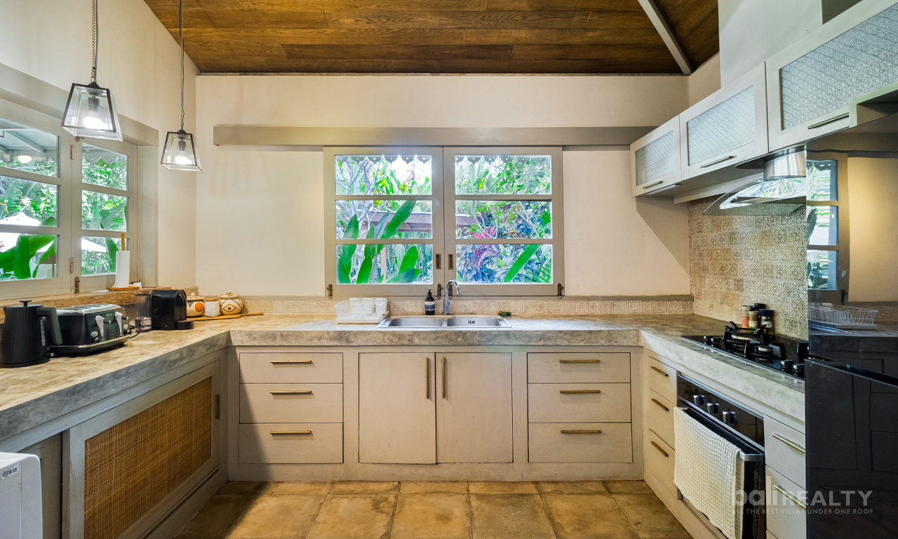 Spacious 3-Bedroom Leasehold Villa in Prime Batu Belig — image 10