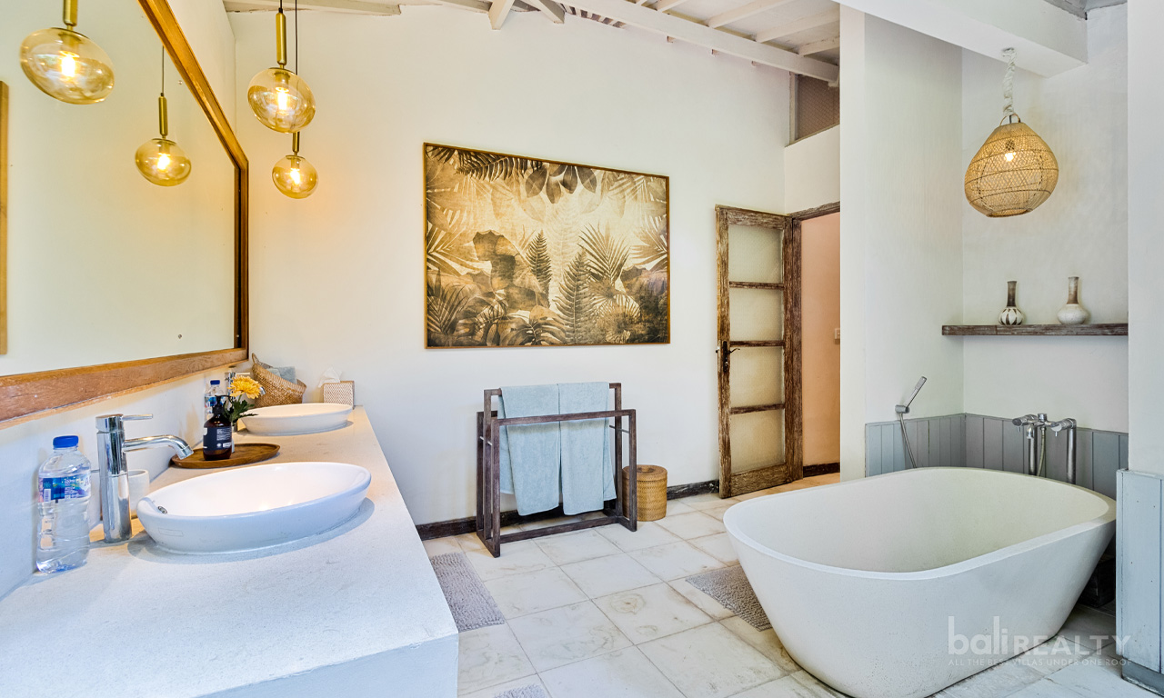 Spacious 3-Bedroom Leasehold Villa in Prime Batu Belig — image 4