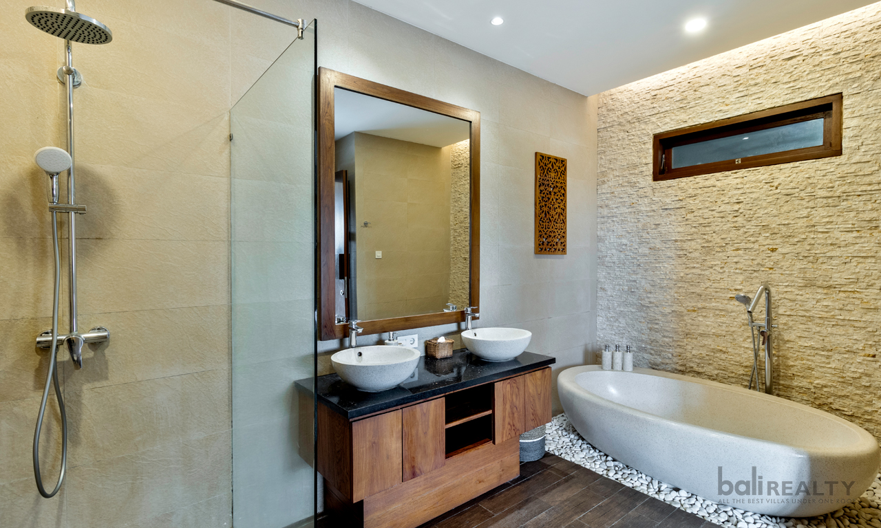 Freehold 5 Bedroom Villa With Two Adjoining Units in Prime Batu Bolong – Canggu! — image 11