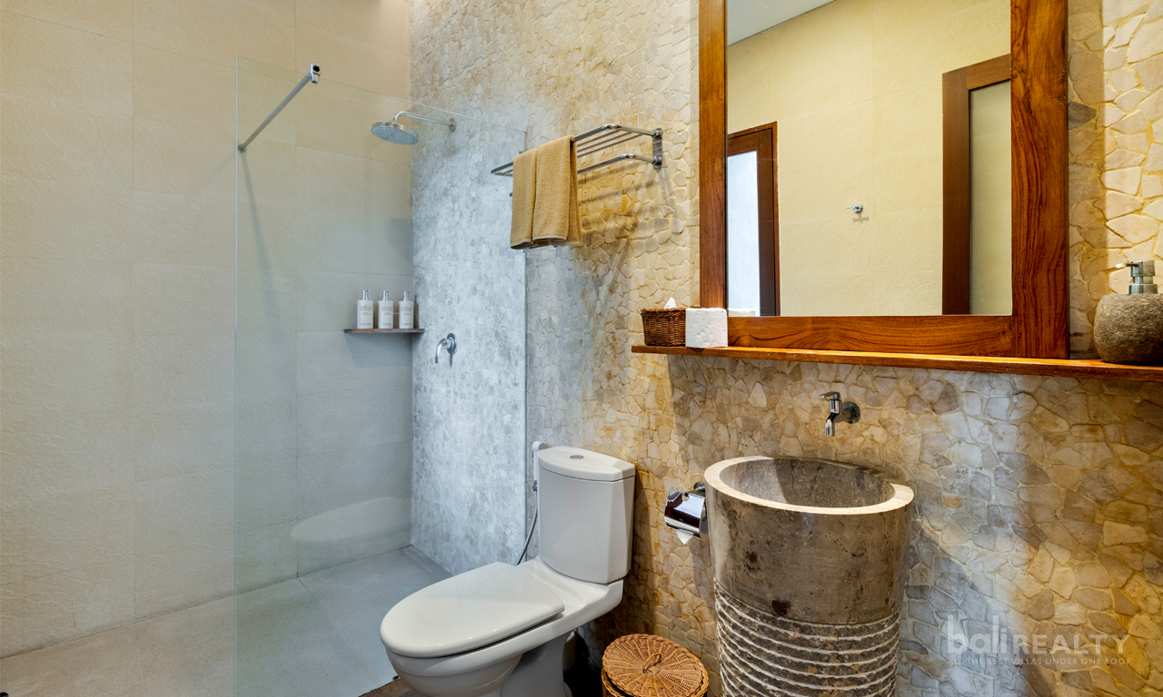 Freehold 5 Bedroom Villa With Two Adjoining Units in Prime Batu Bolong – Canggu! — image 12