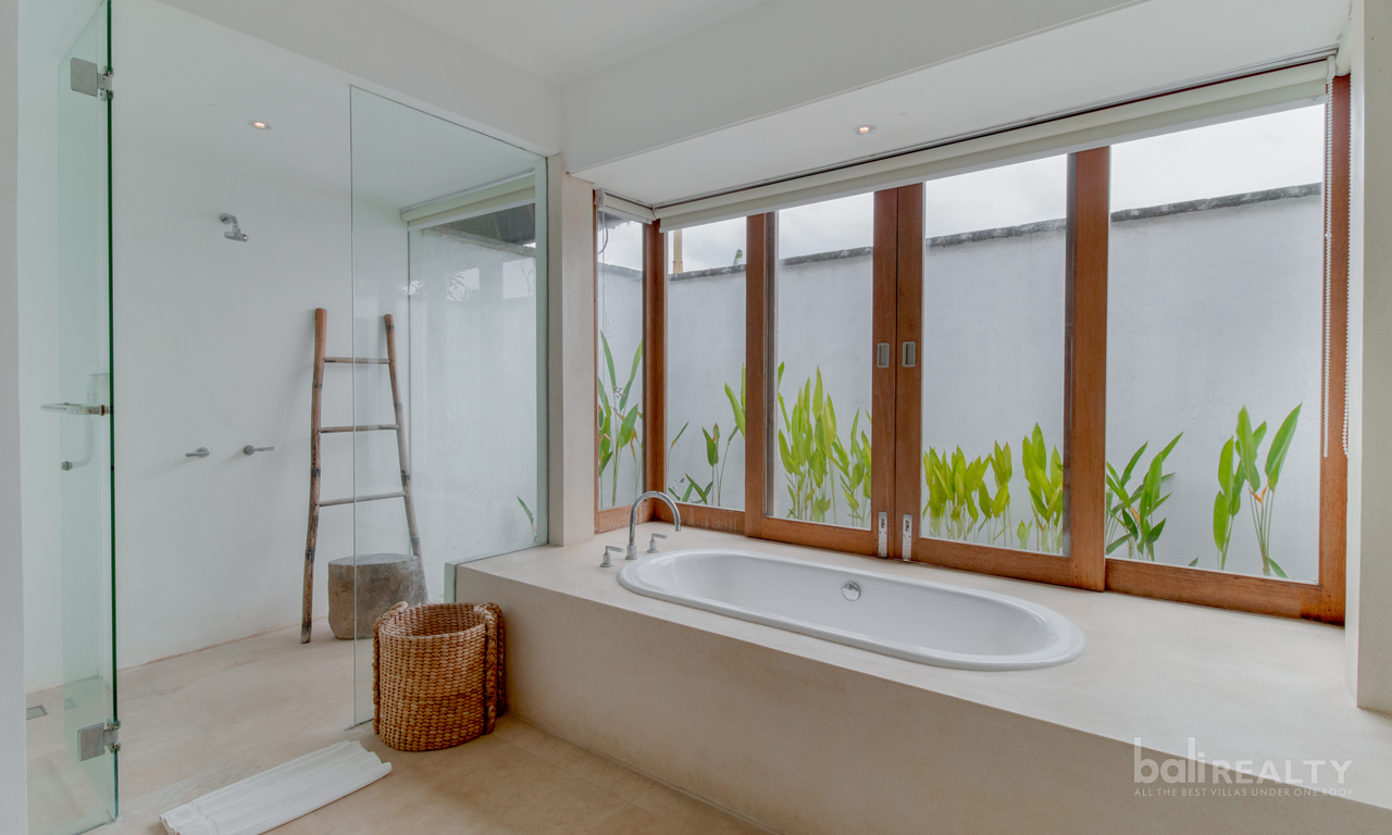 Brand New Iconic Freehold Beachfront Villa Complex — image 9
