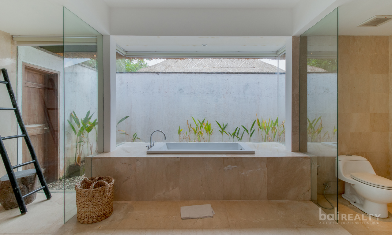 Brand New Iconic Freehold Beachfront Villa Complex — image 11