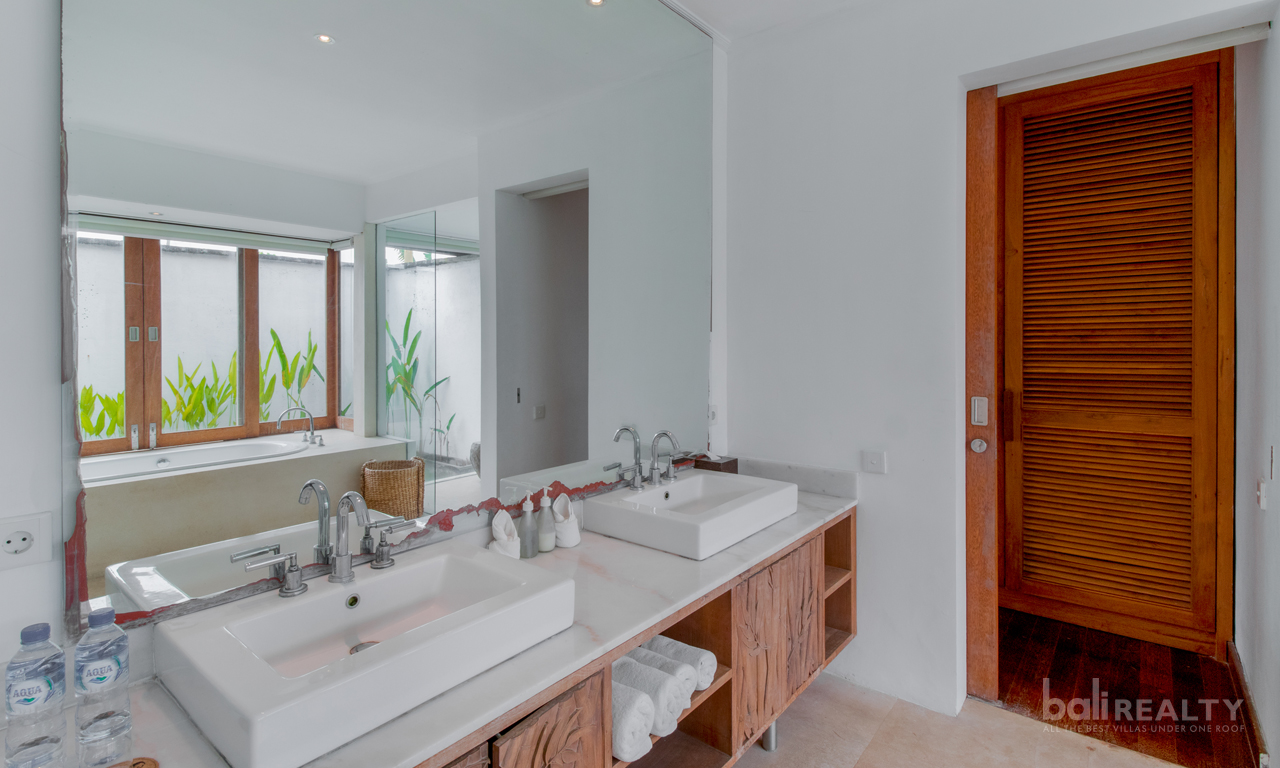 Brand New Iconic Freehold Beachfront Villa Complex — image 8