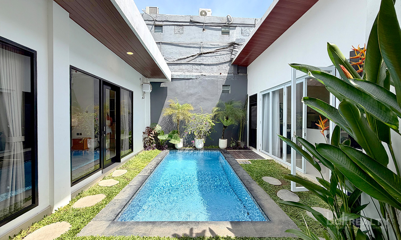 Cozy Two-Bedroom Villa for Yearly Rental in Prime Berawa Location — image 1