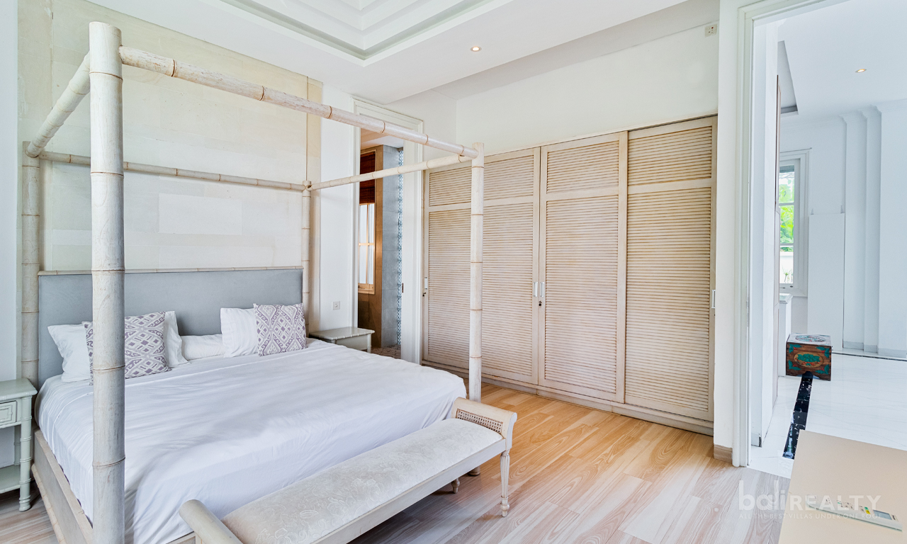 Available for Yearly Rental: Four-Bedroom Family Villa in Berawa, Short Drive to the Beach — image 9