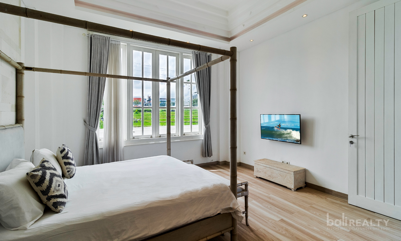 Available for Yearly Rental: Four-Bedroom Family Villa in Berawa, Short Drive to the Beach — image 10