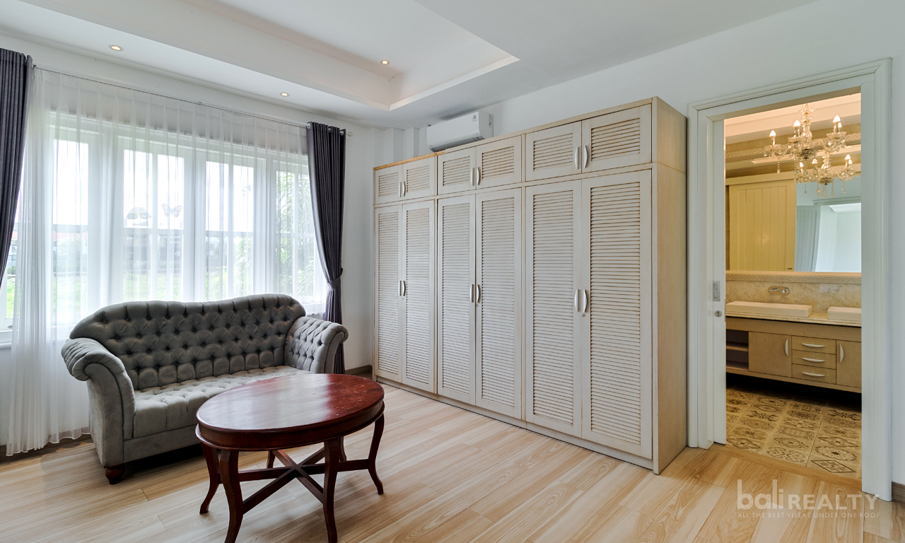 Available for Yearly Rental: Four-Bedroom Family Villa in Berawa, Short Drive to the Beach — image 12