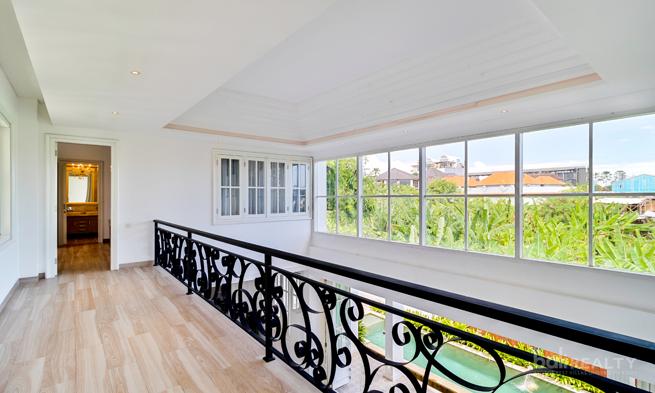 Available for Yearly Rental: Four-Bedroom Family Villa in Berawa, Short Drive to the Beach — image 18