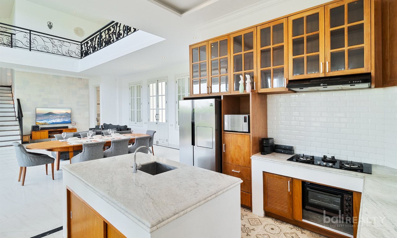 Available for Yearly Rental: Four-Bedroom Family Villa in Berawa, Short Drive to the Beach — image 6