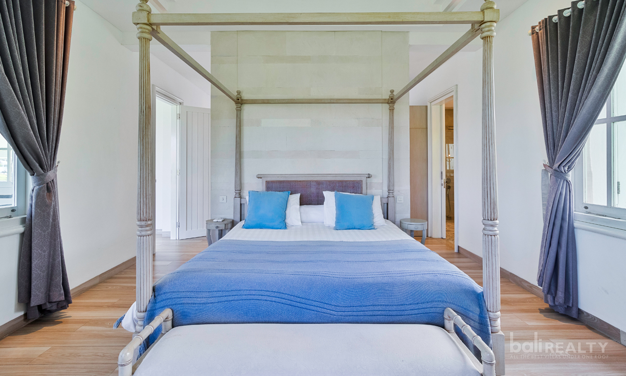 Available for Yearly Rental: Four-Bedroom Family Villa in Berawa, Short Drive to the Beach — image 7