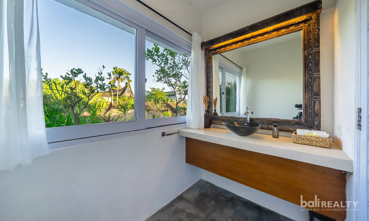 Spacious & Elegant 4-Bedroom Villa for Yearly Rent in Prime Berawa, Canggu 3013 — image 14