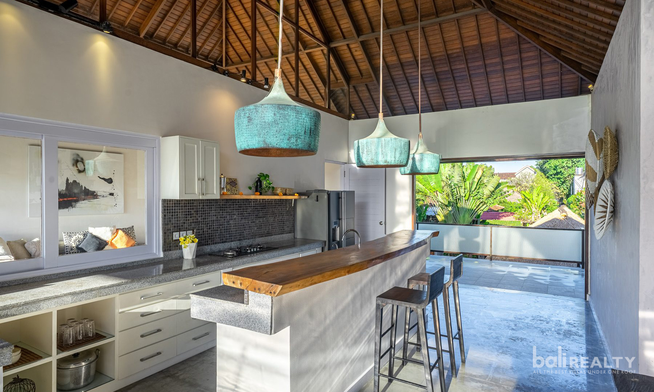 Spacious & Elegant 4-Bedroom Villa for Yearly Rent in Prime Berawa, Canggu 3013 — image 8