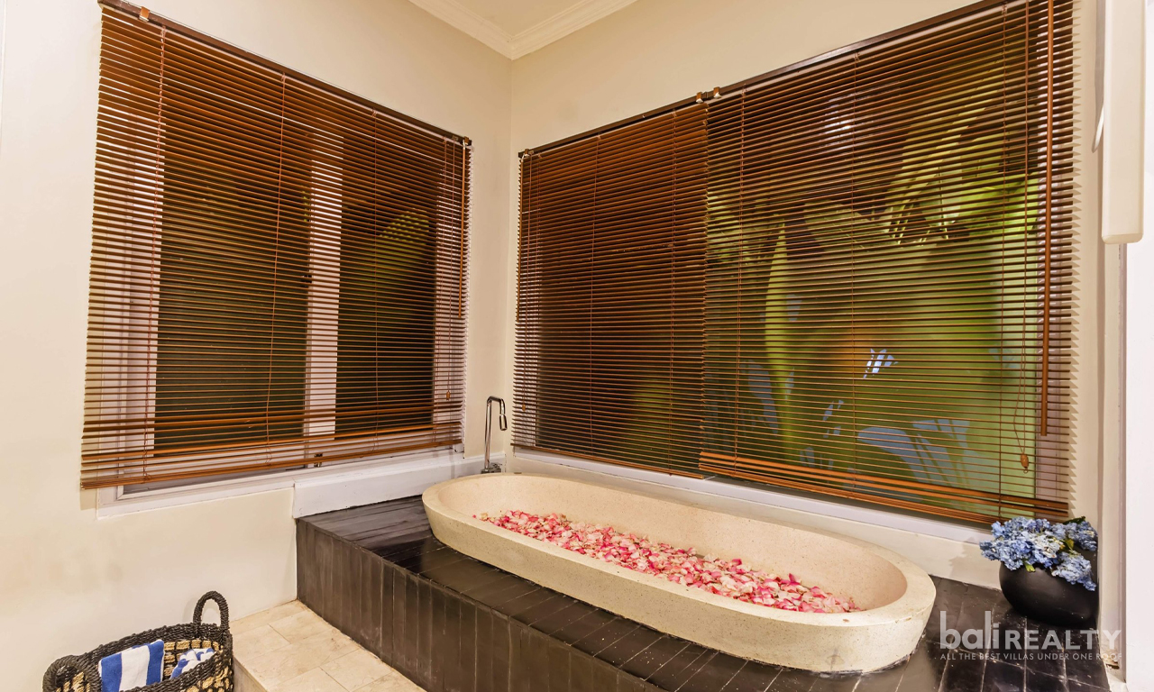 Spacious Four-Bedroom Villa in Prime Berawa 3014 — image 14