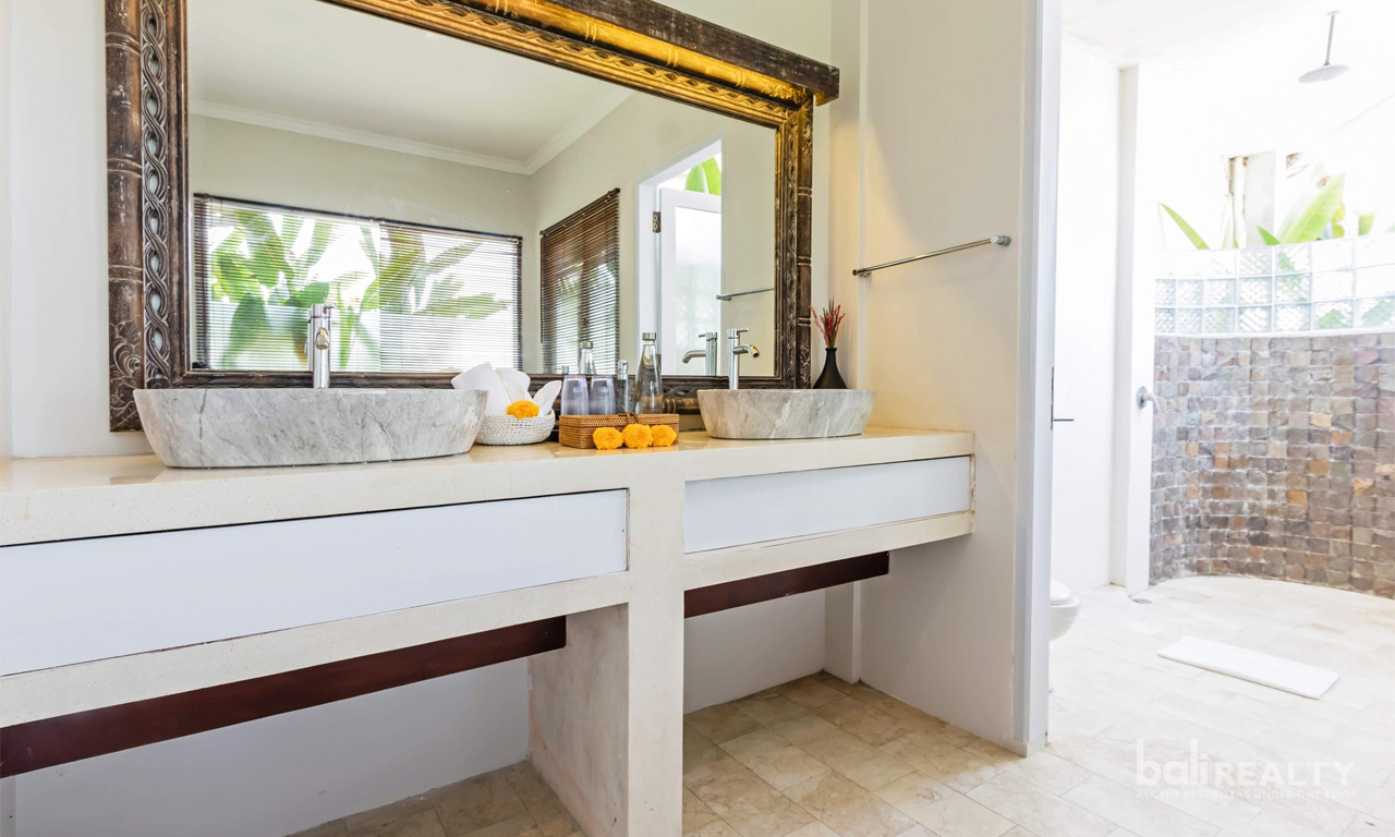 Spacious Four-Bedroom Villa in Prime Berawa 3014 — image 15