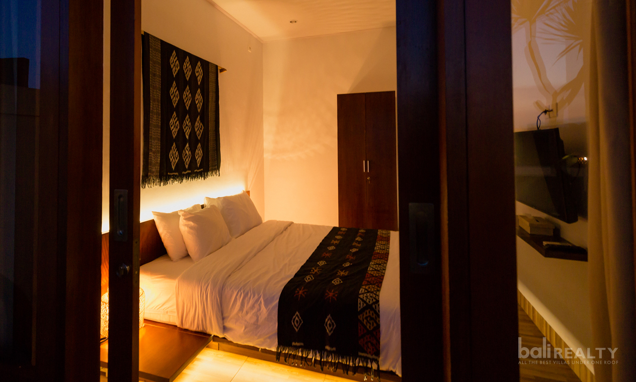 Two-Bedroom Balinese Tropical Villa with Rice Paddy and Sunset Views in Prime Canggu Locale — image 5