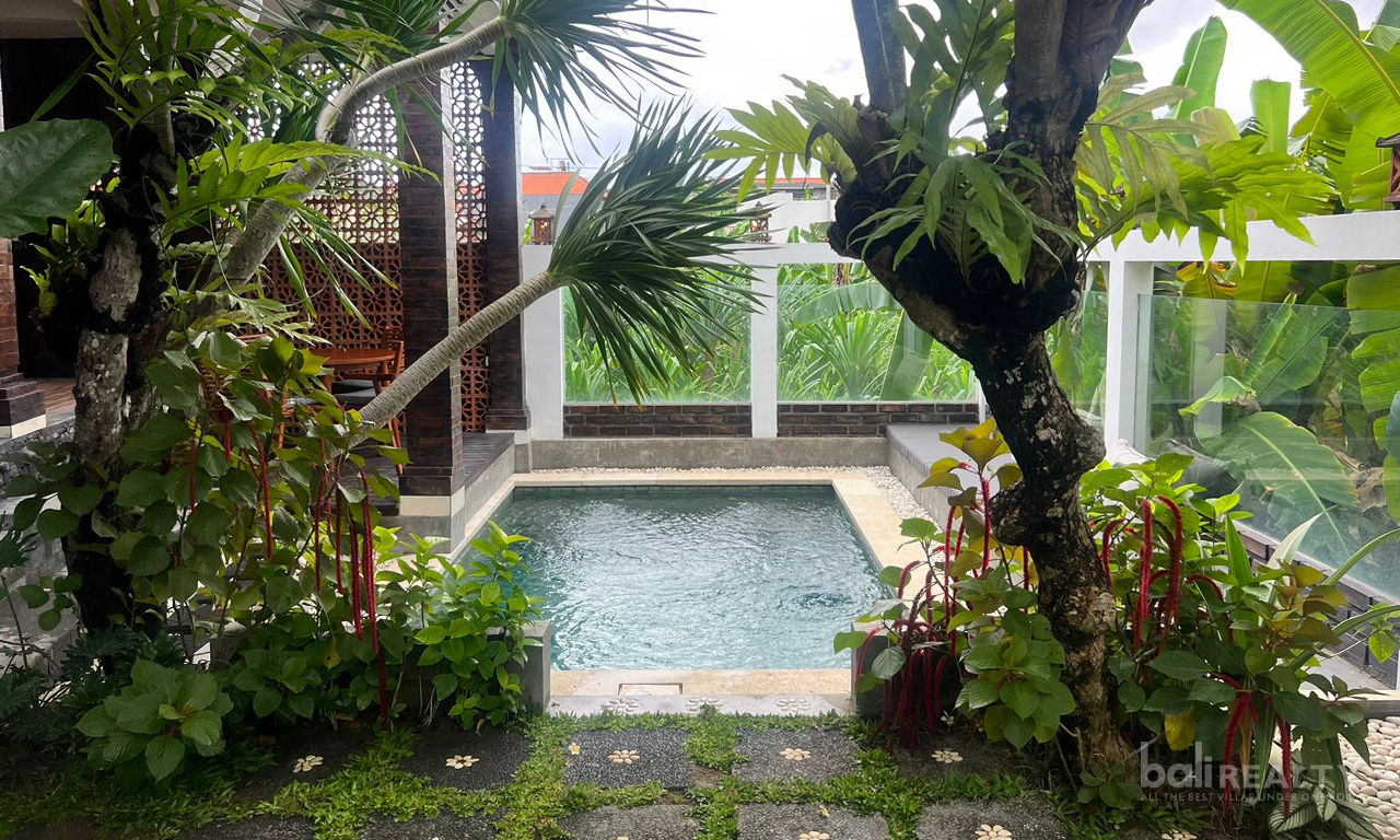 Exclusive Yearly Rental Opportunity: Two-Bedroom Balinese Tropical Villa in Prime Canggu Locale with Breathtaking Sunset Views — image 1