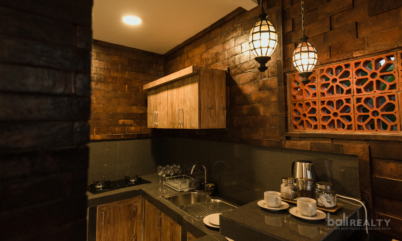 Exclusive Yearly Rental Opportunity: Two-Bedroom Balinese Tropical Villa in Prime Canggu Locale with Breathtaking Sunset Views — image 3