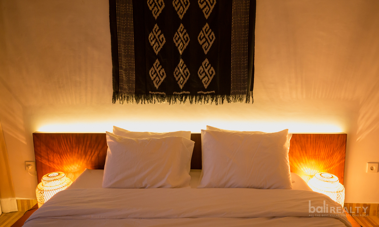 Exclusive Yearly Rental Opportunity: Two-Bedroom Balinese Tropical Villa in Prime Canggu Locale with Breathtaking Sunset Views — image 6