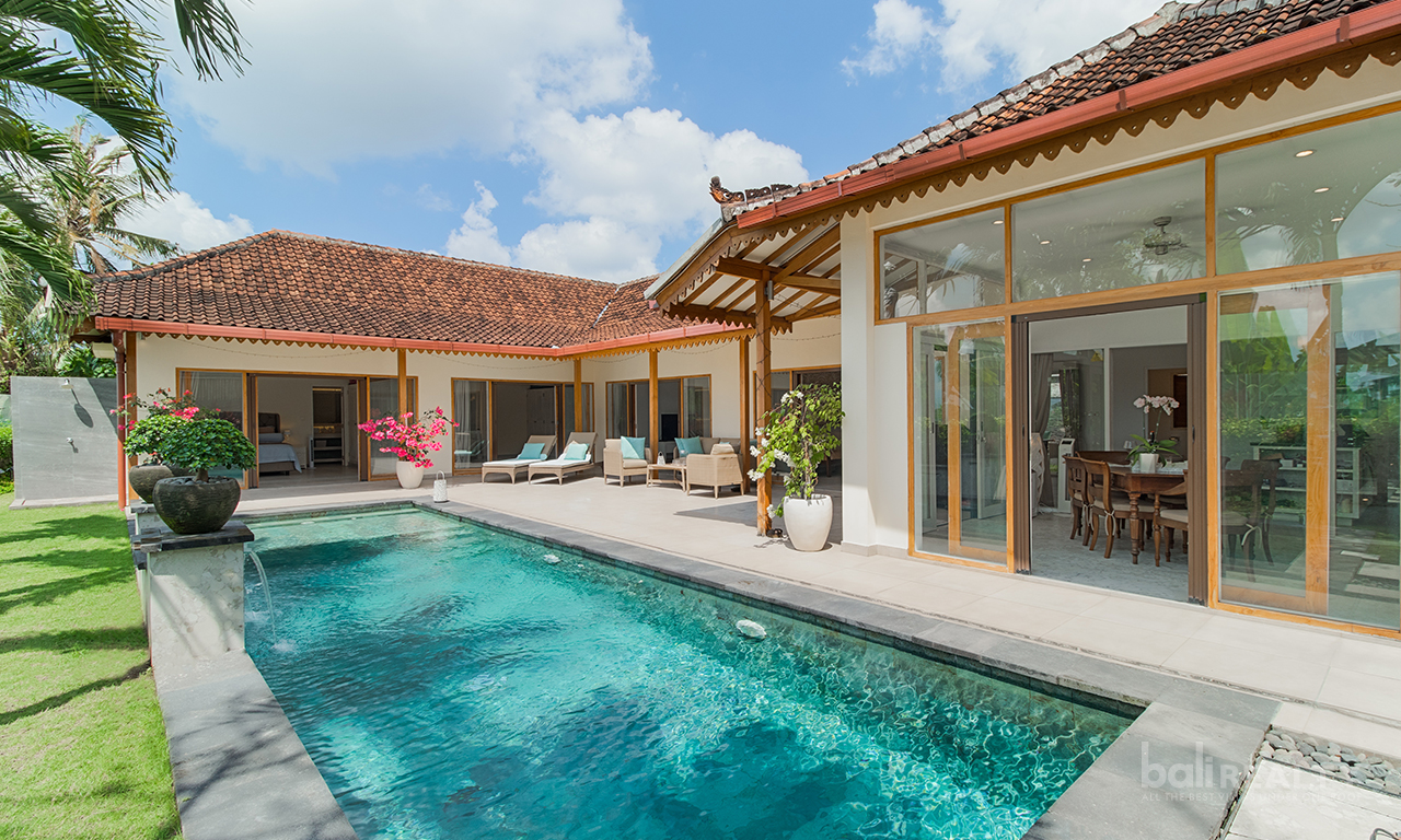 Idyllic Traditional Three-Bedroom Villa with Rice Field Views in Padang Tawang, Canggu