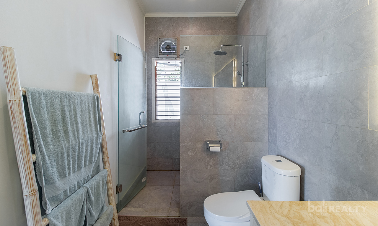 Idyllic Traditional Three-Bedroom Villa with Rice Field Views in Padang Tawang, Canggu — image 9