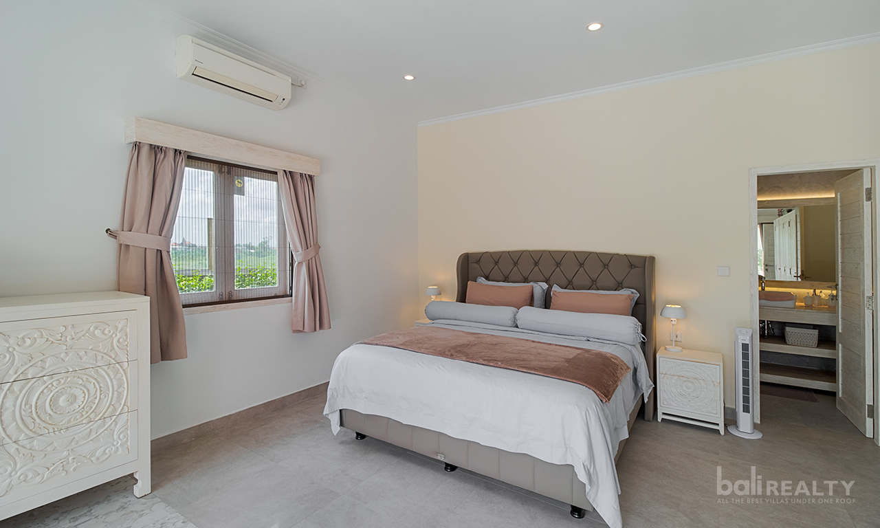 Idyllic Traditional Three-Bedroom Villa with Rice Field Views in Padang Tawang, Canggu — image 11