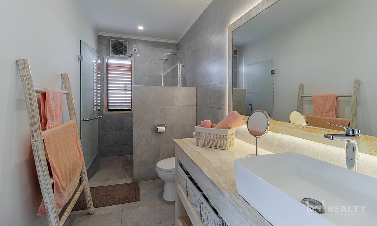 Idyllic Traditional Three-Bedroom Villa with Rice Field Views in Padang Tawang, Canggu — image 12