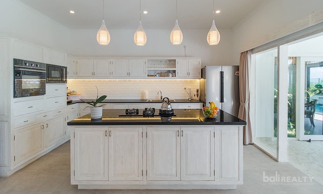 Idyllic Traditional Three-Bedroom Villa with Rice Field Views in Padang Tawang, Canggu — image 6