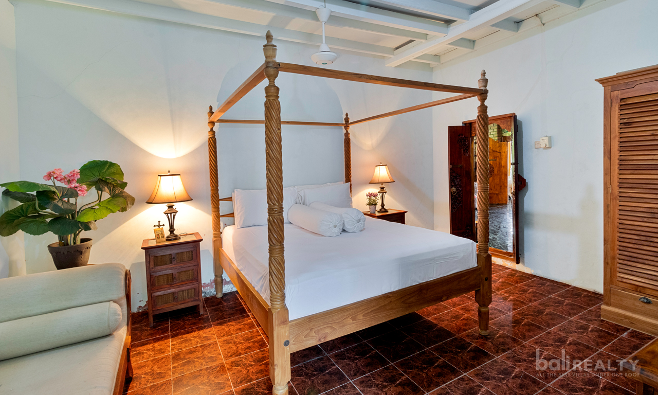 Great Opportunity for Developers or Investors: Freehold Three-Bedroom Balinese Home set on 700sqm of Land — image 12
