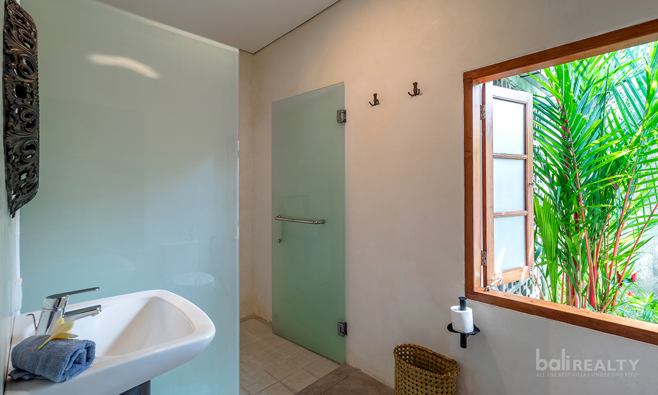 20-Year Leasehold Two-Bedroom Villa in Rapidly Developing Padonan, Canggu — image 9