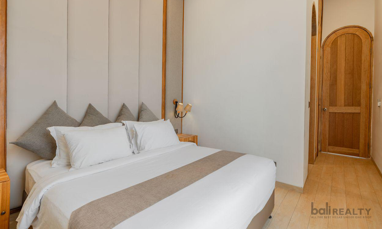 European-Style Three-Bedroom Villa with Long Lease, Well-Located Near Berawa Beach — image 6