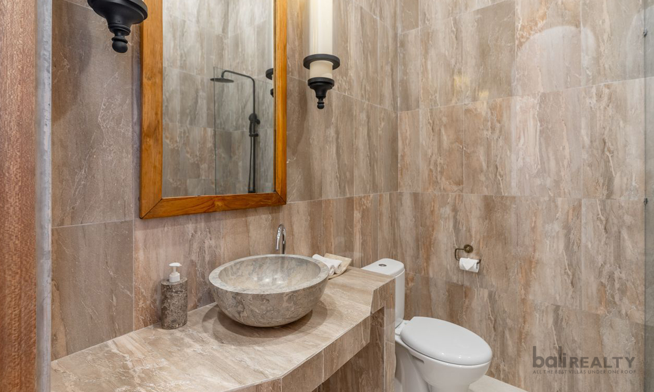 European-Style Three-Bedroom Villa with Long Lease, Well-Located Near Berawa Beach — image 7