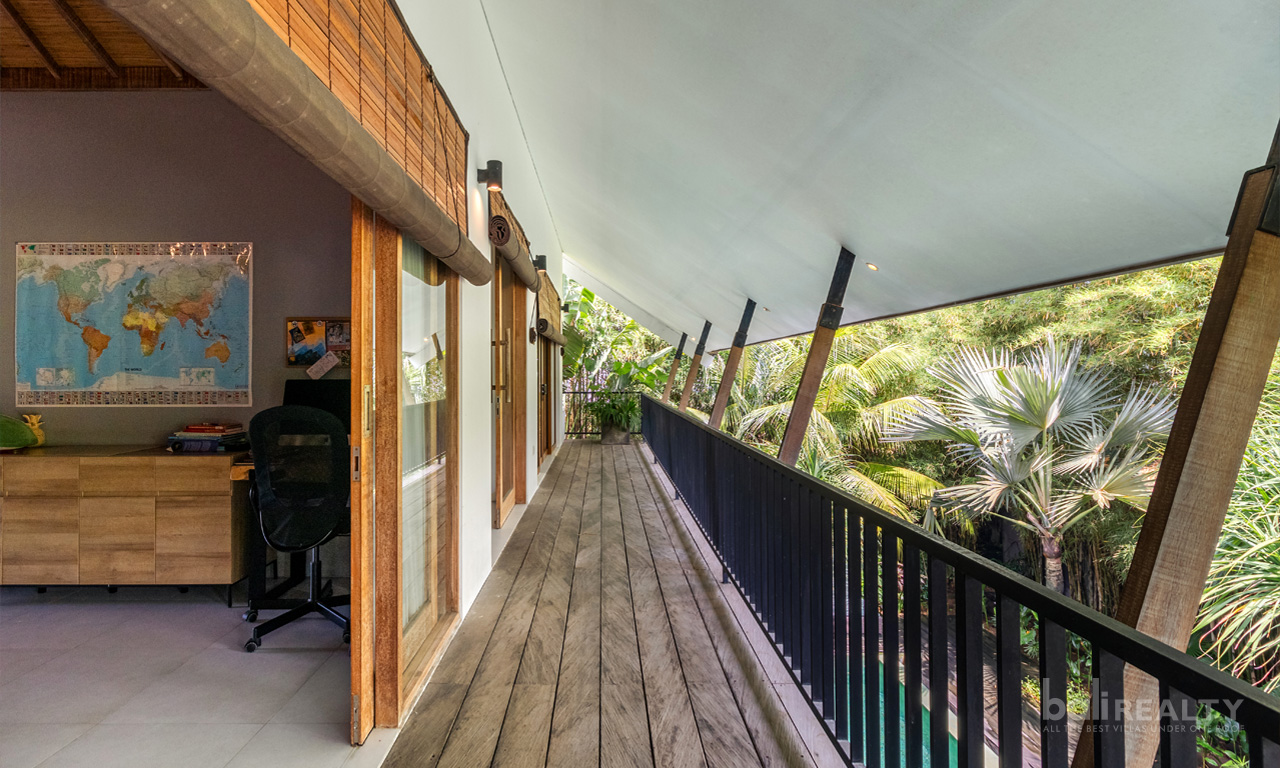 Smart Investment in Prime Canggu: Four-Bedroom Villa with Long Lease in Tourism Zone — image 17