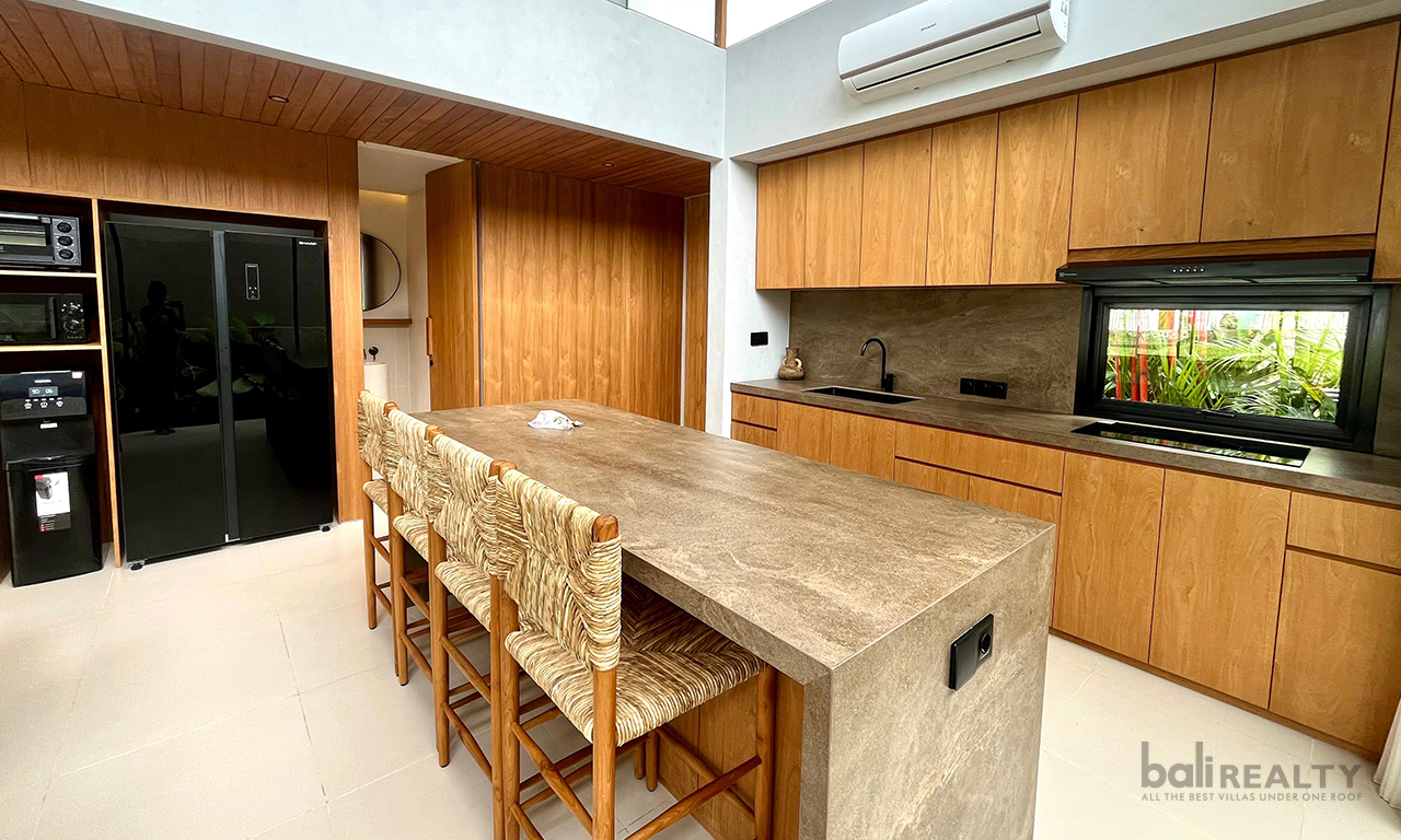 Brand New Three-Bedroom Villa: Yearly Rental with Rice Field View in Tumbak Bayuh — image 6