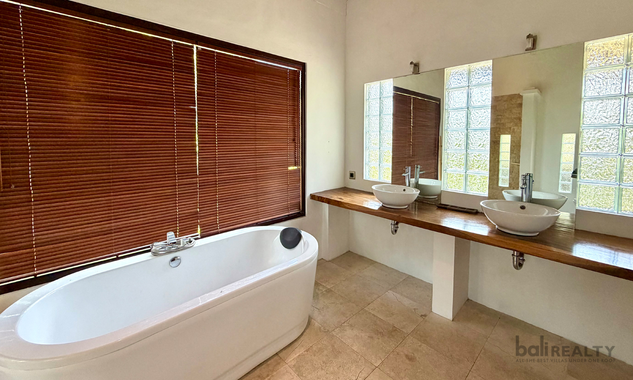 Spacious Five-Bedroom Family Villa for Yearly Rental in Tumbak Bayuh – Rice Field View — image 10