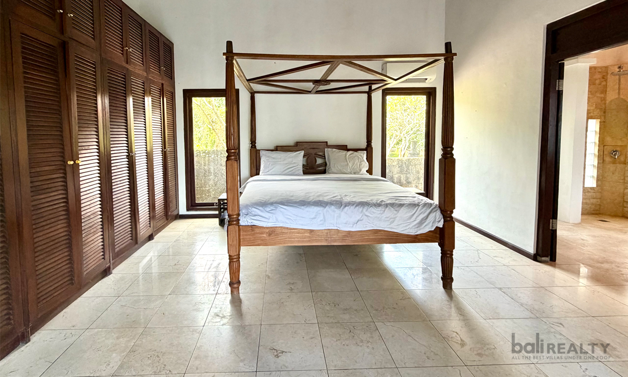 Spacious Five-Bedroom Family Villa for Yearly Rental in Tumbak Bayuh – Rice Field View — image 12