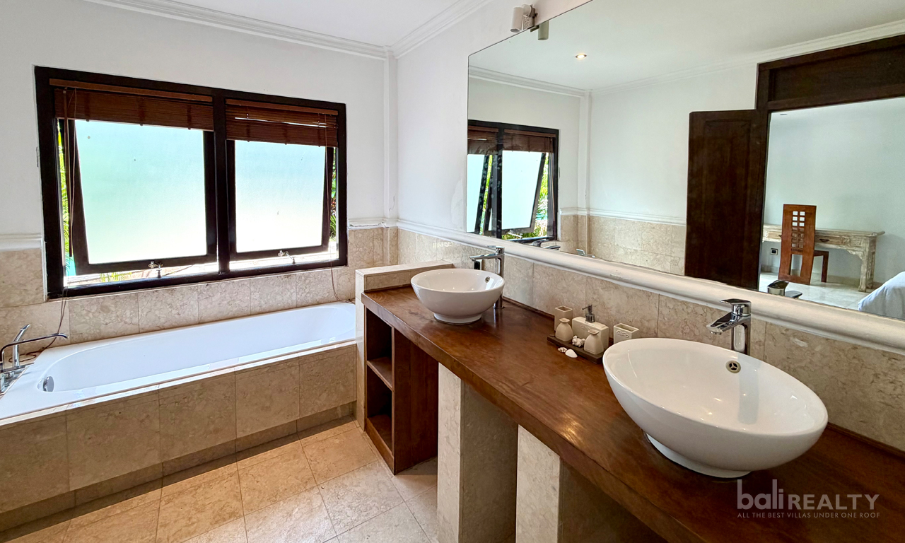 Spacious Five-Bedroom Family Villa for Yearly Rental in Tumbak Bayuh – Rice Field View — image 14
